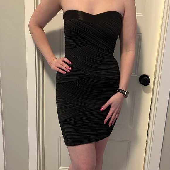 verty Dresses & Skirts - Black strapless medium dress with textured sweetheart neckline